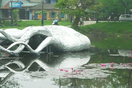 Tò mò đi xem “thủy quái” bỗng xuất hiện giữa hồ