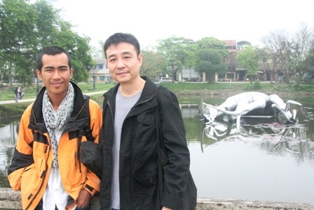 Tò mò đi xem “thủy quái” bỗng xuất hiện giữa hồ