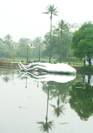 Tò mò đi xem “thủy quái” bỗng xuất hiện giữa hồ