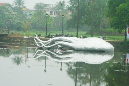 Tò mò đi xem “thủy quái” bỗng xuất hiện giữa hồ