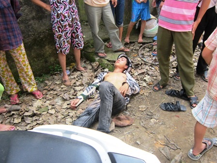 4 mẹ con gặp tai nạn do vướng dây điện thoại trên đường