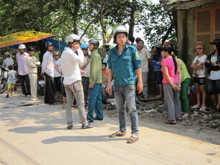 4 mẹ con gặp tai nạn do vướng dây điện thoại trên đường