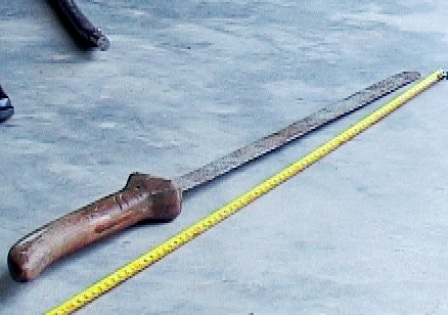 Cảnh sát giao thông bị tài xế xe tải cầm mã tấu rượt chém