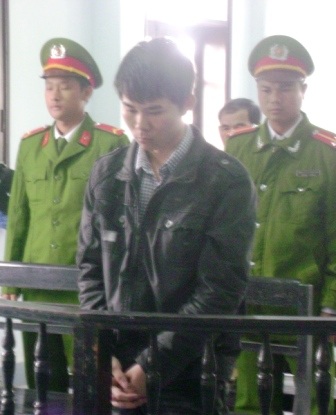 Làm thủng mắt bạn do nảy sinh mâu thuẫn từ quán karaoke