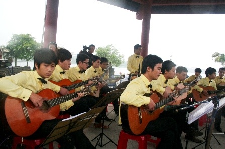 Ra mắt dàn hòa tấu Guitar đường phố Huế - 2 Ra mắt dàn hòa tấu Guitar đường phố Huế