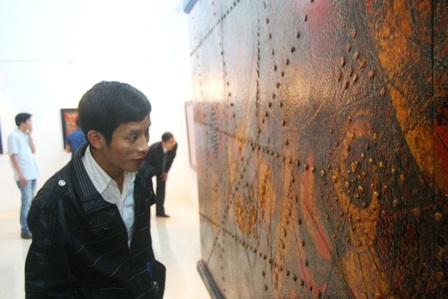 Xem bộ tranh mới của “bậc thầy” tranh sơn mài trừu tượng Huế 