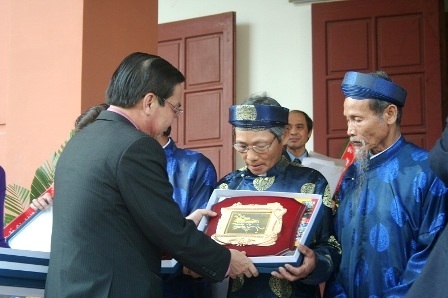 Triển lãm trên 100 sắc phong, gia phả Hán Nôm quý giá - 2 Triển lãm trên 100 sắc phong, gia phả Hán Nôm quý giá