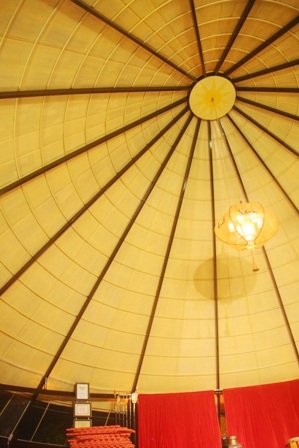 Xuất hiện nón lá khổng lồ bên sông Hương