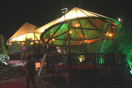 Xuất hiện nón lá khổng lồ bên sông Hương