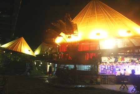 Xuất hiện nón lá khổng lồ bên sông Hương