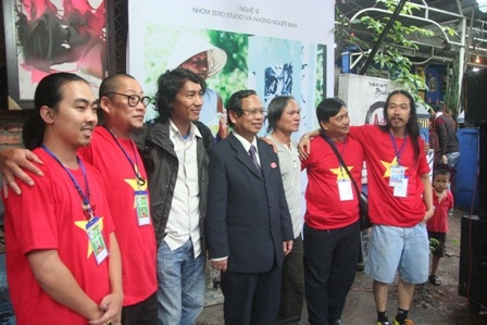 Ngắm đường tranh dài nhất Huế đẹp mộng ảo trong ...mưa