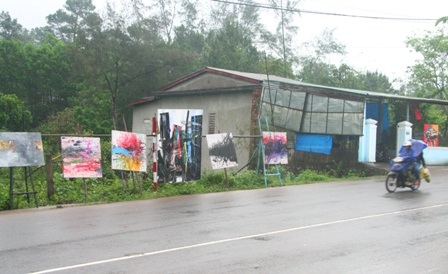 Ngắm đường tranh dài nhất Huế đẹp mộng ảo trong ...mưa