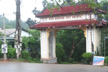 Ngắm đường tranh dài nhất Huế đẹp mộng ảo trong ...mưa