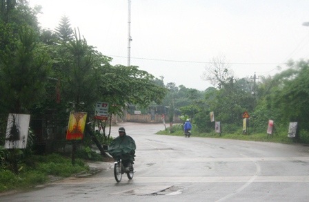 Ngắm đường tranh dài nhất Huế đẹp mộng ảo trong ...mưa