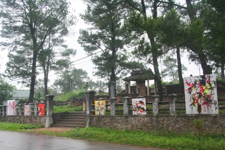 Ngắm đường tranh dài nhất Huế đẹp mộng ảo trong ...mưa