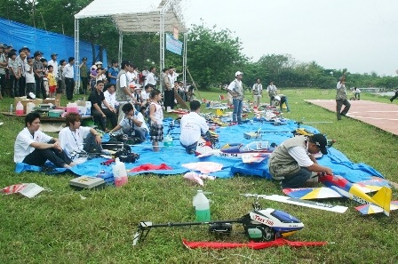 Xem màn nhào lộn của máy bay, tàu mô hình trên sông Hương