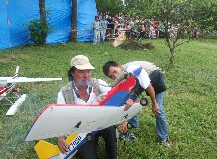 Xem màn nhào lộn của máy bay, tàu mô hình trên sông Hương