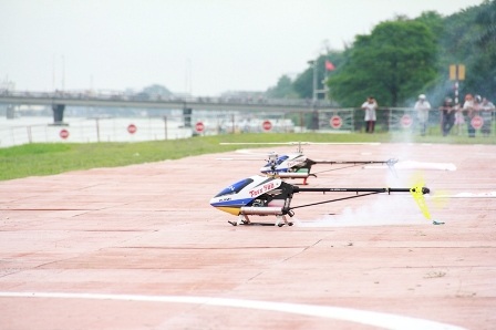 Xem màn nhào lộn của máy bay, tàu mô hình trên sông Hương