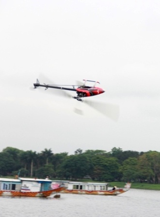 Xem màn nhào lộn của máy bay, tàu mô hình trên sông Hương