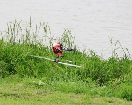 Xem màn nhào lộn của máy bay, tàu mô hình trên sông Hương