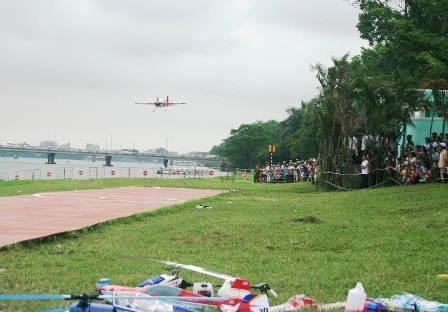 Xem màn nhào lộn của máy bay, tàu mô hình trên sông Hương