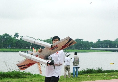 Xem màn nhào lộn của máy bay, tàu mô hình trên sông Hương