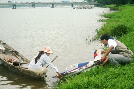 Xem màn nhào lộn của máy bay, tàu mô hình trên sông Hương