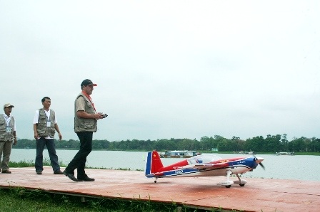 Xem màn nhào lộn của máy bay, tàu mô hình trên sông Hương