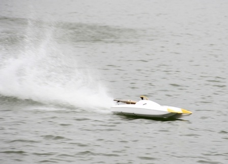 Xem màn nhào lộn của máy bay, tàu mô hình trên sông Hương