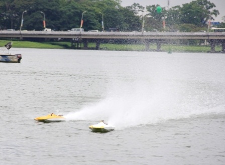 Xem màn nhào lộn của máy bay, tàu mô hình trên sông Hương