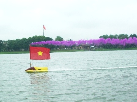 Xem màn nhào lộn của máy bay, tàu mô hình trên sông Hương