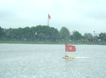 Xem màn nhào lộn của máy bay, tàu mô hình trên sông Hương