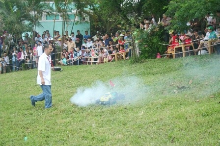 Xem màn nhào lộn của máy bay, tàu mô hình trên sông Hương