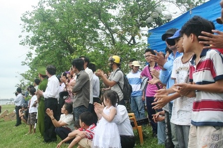 Xem màn nhào lộn của máy bay, tàu mô hình trên sông Hương