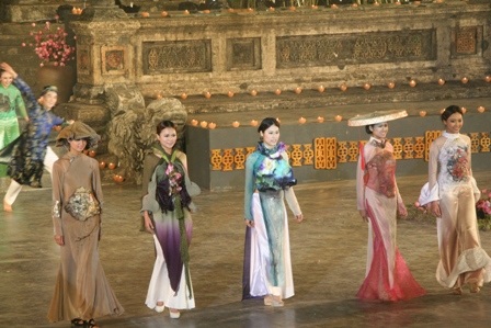 Quyến rũ đêm hội áo dài “hoa sen trong hội họa”