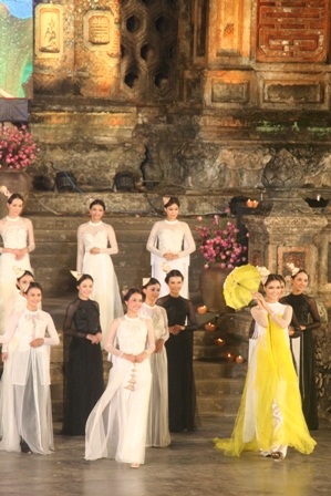 Quyến rũ đêm hội áo dài “hoa sen trong hội họa”
