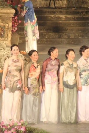 Quyến rũ đêm hội áo dài “hoa sen trong hội họa”