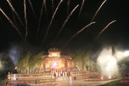 Quyến rũ đêm hội áo dài “hoa sen trong hội họa”