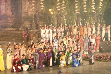 Quyến rũ đêm hội áo dài “hoa sen trong hội họa”