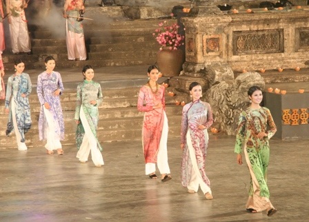 Quyến rũ đêm hội áo dài “hoa sen trong hội họa”