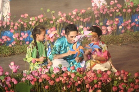 Quyến rũ đêm hội áo dài “hoa sen trong hội họa”