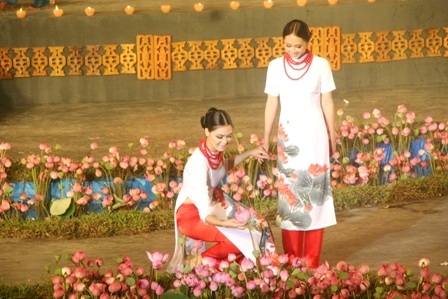 Ngọc Hân - Thùy Dung đẹp kiêu sa với áo dài quốc hoa