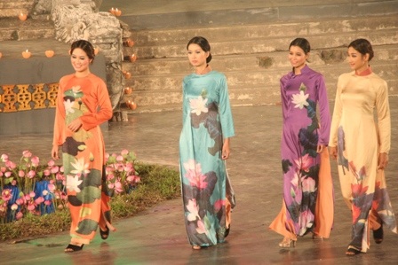 Quyến rũ đêm hội áo dài “hoa sen trong hội họa”