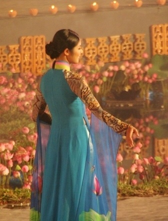 Ngọc Hân - Thùy Dung đẹp kiêu sa với áo dài quốc hoa