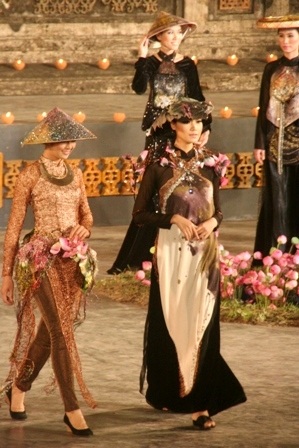 Ngọc Hân - Thùy Dung đẹp kiêu sa với áo dài quốc hoa