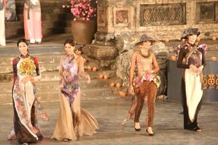 Ngọc Hân - Thùy Dung đẹp kiêu sa với áo dài quốc hoa