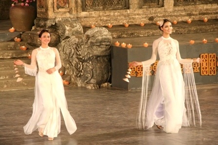 Ngọc Hân - Thùy Dung đẹp kiêu sa với áo dài quốc hoa