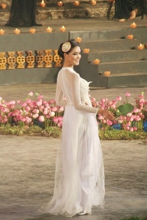 Ngọc Hân - Thùy Dung đẹp kiêu sa với áo dài quốc hoa