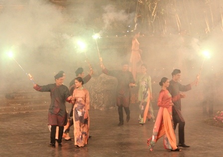 Quyến rũ đêm hội áo dài “hoa sen trong hội họa”