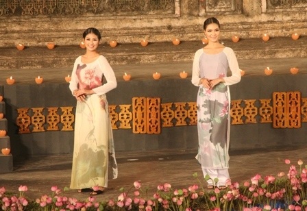 Ngọc Hân - Thùy Dung đẹp kiêu sa với áo dài quốc hoa